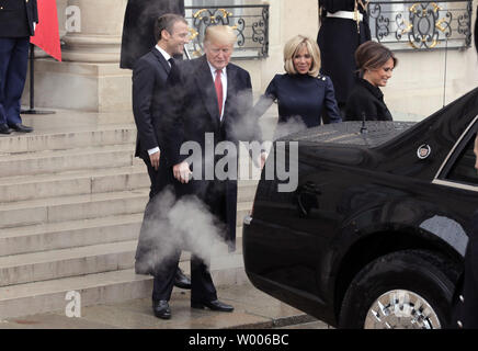 Der französische Präsident Emmanuel Längestrich (L) und seine Frau, Brigitte (2R), sind durch Rauch aus der Auspuffleitung aus 'Tier' umgeben, wie sie Abschied von US-Präsident Donald Trump und First Lady der USA, Melania (R), nach einem gemeinsamen Mittagessen im Elysee-palast in Paris, 10. November 2018. Trump und seine Frau sind in Frankreich Feierlichkeiten zum 100-jährigen Jubiläum des Ersten Weltkriegs Armistice Day Kennzeichnung zu sorgen. Foto von Eco Clement/UPI Stockfoto