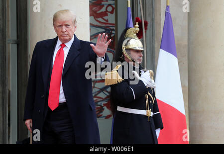 US-Präsident Donald Trump kommt im Elysee-palast ein besonderes Mittagessen im einschließlich Dutzende Staats- und Regierungschefs teilnehmen, bewirtet durch französische Präsident Emmanuel Längestrich auf das 100-jährige Jubiläum des ersten Weltkriegs Armistice Day November 11, 2018. First Lady der USA Melania nahmen an einem Mittagessen für Ehegatten im Chateau de Versailles vor den Toren der Hauptstadt. Foto von Eco Clement/UPI Stockfoto