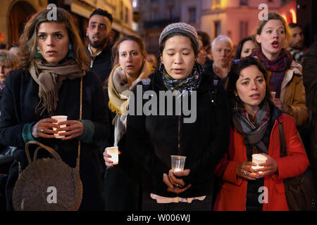 Christliche jugendliche Singen während einer Prozession nach einem riesigen Feuer der Kathedrale Notre Dame in Paris Links 16. April 2019 schwer beschädigt. Der französische Präsident Emmanuel Längestrich schwor die Gebäude aus dem 13. Jahrhundert, in der sich Millionen von Gläubigen und Touristen pro Jahr neu zu erstellen. Foto von Eco Clement/UPI Stockfoto