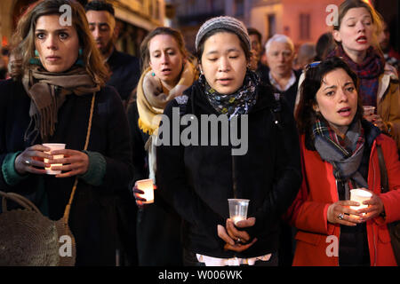 Christliche jugendliche Singen während einer Prozession nach einem riesigen Feuer der Kathedrale Notre Dame in Paris Links 16. April 2019 schwer beschädigt. Der französische Präsident Emmanuel Längestrich schwor die Gebäude aus dem 13. Jahrhundert, in der sich Millionen von Gläubigen und Touristen pro Jahr neu zu erstellen. Foto von Eco Clement/UPI Stockfoto