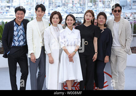 (Von L nach R) Song Kang-Ho, Choi Woo-Shik Hyae-Jin, Cho Chang Yeo-Jeong, Park So-Dam, Lee Jung - Eun und Lee Sun-Gyun kommen an einem Fotoshooting für den Film 'Parasit' während die 72. jährliche Internationale Filmfestspiele von Cannes in Cannes, Frankreich am 22. Mai 2019. Foto von David Silpa/UPI Stockfoto