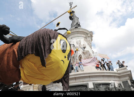 Französische Jugendliche, vor allem Schüler und Studenten, die bei einem Streik für fordern Maßnahmen gegen die weltweite Erwärmung während einem Massenprotest in den Straßen von Paris, 24. Mai 2019 demonstrieren. Tausende von Demonstranten kam, die für ein internationales Gespräch für das Klima. Foto von Eco Clement/UPI Stockfoto