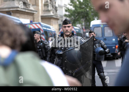 Französische Jugendliche, vor allem Schüler und Studenten, die bei einem Streik für fordern Maßnahmen gegen die weltweite Erwärmung während einem Massenprotest in den Straßen von Paris, 24. Mai 2019 demonstrieren. Tausende von Demonstranten kam, die für ein internationales Gespräch für das Klima. Foto von Eco Clement/UPI Stockfoto