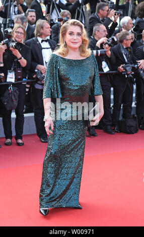 Catherine Deneuve kommt auf dem roten Teppich bei der Abschlussfeier vor der Vorführung des Films "The Specials" auf dem 72. jährlichen Cannes International Film Festival in Cannes, Frankreich am 25. Mai 2019. Foto von David Silpa/UPI Stockfoto