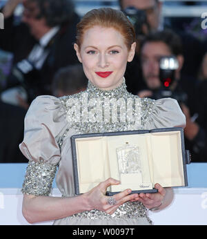 Schauspielerin Emily Beecham kommt an der award Fotoshooting nach dem Erhalt der "Beste Schauspielerin" Auszeichnung für den Film "Little Joe", die im Rahmen der 72. jährliche Internationale Filmfestspiele von Cannes in Cannes, Frankreich am 25. Mai 2019. Foto von David Silpa/UPI Stockfoto