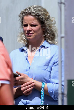 Frühere belgische Tennisspielerin Kim Clijsters Uhren zweite Runde der French Open Frauen Match zwischen amerikanischen Sloane Stephens und Sara Sorribes Tormo von Spanien in Roland Garros in Paris am 29. Mai 2019. Stephens besiegt Tormo 6-1, 7-6 (3) in die zweite Runde zu gelangen. Foto von David Silpa/UPI Stockfoto