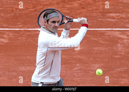 Roger Federer von der Schweiz erwärmt sich vor Beginn der zweiten Runde der French Open Männer Spiel gegen Oscar Otte von Deutschland in Roland Garros in Paris am 29. Mai 2019. Federer besiegt Otte 6-4, 6-3, 6-4 in die dritte Runde. Foto von David Silpa/UPI Stockfoto