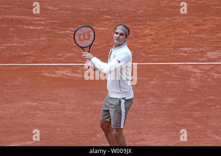 Roger Federer von der Schweiz erwärmt sich vor Beginn der zweiten Runde der French Open Männer Spiel gegen Oscar Otte von Deutschland in Roland Garros in Paris am 29. Mai 2019. Federer besiegt Otte 6-4, 6-3, 6-4 in die dritte Runde. Foto von David Silpa/UPI Stockfoto