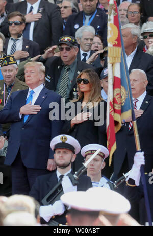 Uns Donald Trump und seine Frau Melanie besuchen mit seinem französischen Amtskollegen, Emmanuel Längestrich, und seiner Frau Brigitte, die Feier des 75. Jahrestages der Landung in der Normandie im zweiten Weltkrieg amerikanische Friedhof und Denkmal in Colleville-sur-Mer, Frankreich, 6. Juni 2019. Viele erfahrene Soldaten nahmen an der Zeremonie. Foto von Eco Clement/UPI Stockfoto