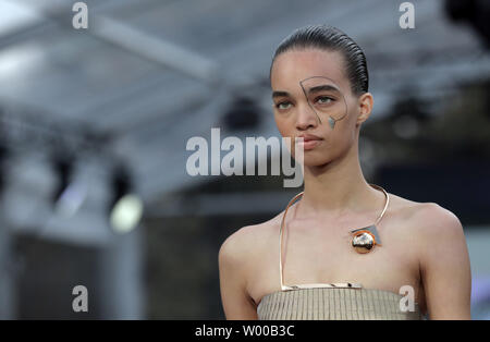 Ein Modell nimmt auf den Catwalk bei Akris' als Teil der Frühjahr-sommer 2019 Sammlungen während Paris Fashion Woche September 30, 2018. Foto von Eco Clement Stockfoto