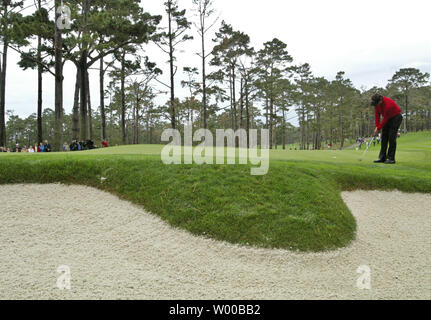 Phil Mickelson Schläge am 18 Spyglass Hill während der AT&T Pebble Beach National Pro-Am in Pebble Beach, Kalifornien, am 10. Februar 2007. (UPI Foto/Aaron Kehoe) Stockfoto