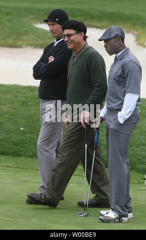 'Burn' star Jeffrey Donovan, Schauspieler Andy Garcia und Schauspieler Don Cheadle zu Fuß zu einem Grün während der 3M Celebrity Challenge bei AT&T National Pro-Am in Pebble Beach, Kalifornien am 10. Februar 2010. Garcia und Donovan gewann den Fall für ihre Nächstenliebe. UPI/Terry Schmitt Stockfoto