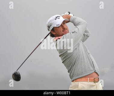 Graeme McDowell von Nordirland zweigt weg auf den 18-Loch-Golfplatz am letzten Tag der US Open in Pebble Beach, Kalifornien am 20. Juni 2010. UPI/Kevin Dietsch Stockfoto