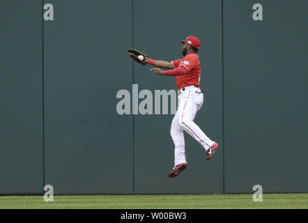 Washington Nationals Mittelfeldspieler Denard Span fängt eine Fliege Kugel durch San Francisco Giants" Gregor Blanco im ersten Inning von Spiel 1 der National League Division Series Hit an den Angehörigen Park am 3. Oktober 2014. UPI/Pat Benic Stockfoto