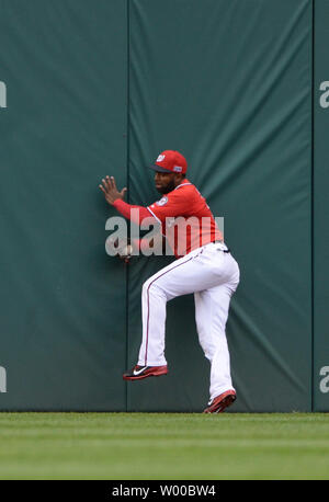 Washington Nationals Mittelfeldspieler Denard Span fängt eine Fliege Kugel durch San Francisco Giants" Gregor Blanco im ersten Inning von Spiel 1 der National League Division Series Hit an den Angehörigen Park am 3. Oktober 2014. UPI/Pat Benic Stockfoto