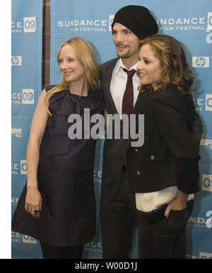 (L-R) Ashton Kutcher, Anne Heche, und Margarita Levieva nehmen an der Premiere von 'Spread' auf dem Sundance Film Festival 2009 in Park City, Utah am 17. Januar 2009. Das Festival feiert sein 25-jähriges Bestehen. (UPI Foto/Gary C. Caskey) Stockfoto