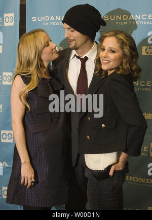 (L-R) Ashton Kutcher, Anne Heche, und Margarita Levieva nehmen an der Premiere von 'Spread' auf dem Sundance Film Festival 2009 in Park City, Utah am 17. Januar 2009. Das Festival feiert sein 25-jähriges Bestehen. (UPI Foto/Gary C. Caskey) Stockfoto