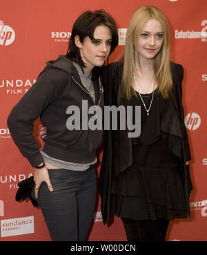 Dakota Fanning (R) und Kristen Stewart kommt bei der Premiere von "Die Ausreißer" auf dem Sundance Film Festival 2010 am 24. Januar 2010 in Park City, Utah. UPI/Gary C. Caskey.. Stockfoto