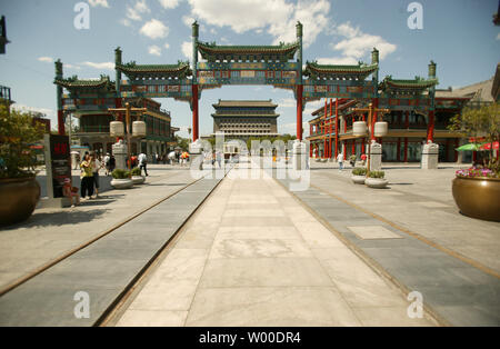 Touristen besuchen das neu eröffnete Qianmen historischen Bereich, südlich vom Platz des Himmlischen Friedens, mit einer Katze und einem neuen Einkaufszentrum in Peking am 22. Juni 2009 ausgestattet. Hunderte von alten ummauerten Dörfer wurden zerstört, durch die Tausende von Menschen, für die neue, moderne touristische Reiseziel in die Älteste, geschützten Teil der Stadt zu machen. (UPI Foto/Stephen Rasierer) Stockfoto