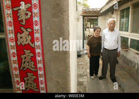 Zheng Zhanlin, 75, (R) und seiner Frau Wu Shuqin, 77, stand in Ihre bald abgerissenen Haus im Zentrum von Peking, 17. Mai 2006. Dieses Bild wurde am Süden Dawn Alley auf der Chongwen District Seite der Qianmen, ein Entertainment-, Handels- und Wohnviertel der berühmten seit seiner Gründung in den frühen 1400er Jahren. Auf prime Immobilien im Süden - zentrales Peking Minuten entfernt vom Platz des Himmlischen Friedens, Zheng und seine Frau sind einige der Tausende von langfristig Aufenthaltsberechtigte gezwungen zu verlegen weg für eine Fußgängerzone und gehobenen Wohnungsbau Sanierung zu machen, um noch vor dem Sommer 2008 Olympischen werden entfernt Stockfoto