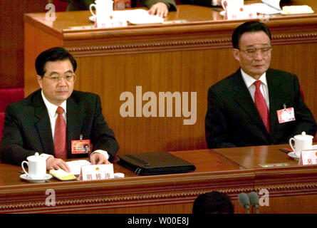 Der chinesische Präsident Hu Jintao (L) und dem oberen Gesetzgeber Wu Bangguo sitzen nebeneinander in der Großen Halle des Volkes während der vierten Tagung des 10. Nationalen Volkskongresses in Peking, China am Donnerstag, 9. März 2006. Präsident Hu Jintao, oben Gesetzgeber Wu Bangguo und Premier Wen Jiabao trat der Gesetzgeber aus dem ganzen Land in Gruppendiskussionen in dieser Woche, nach der harten Arbeit der wirtschaftlichen und sozialen Entwicklung zu fördern und eine harmonische Gesellschaft aufzubauen. (UPI Foto/Stephen Rasierer) Stockfoto