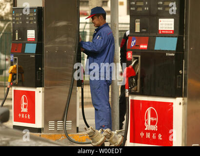 Ein Abfrageplatz wartet auf Autos an einer Tankstelle in der Innenstadt von Peking, 27. April 2006. Chinas hohen Verbrauch von Energie hat Besorgnis ausgelöst. Entsprechend einer nationalen Leitlinie im Jahr 2004 von der Nationalen Kommission für Entwicklung und Reform (NDRC), die Chinas Energieverbrauch 3.1 mal Durchschnitt der Welt wurde pro Einheit des BIP im Jahr 2002 freigegeben. Die Vereinigten Staaten sind der größte Verbraucher von Erdöl in der Welt von heute, aber China hat schnellste Rate der Welt des Wachstums in Öl verwenden. Eine Gallone 93 Oktan gas kostet $ 2.20 in China. (UPI Foto/Stephen Rasierer) Stockfoto
