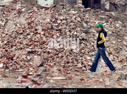 Eine chinesische Frau Spaziergänge durch die Trümmer eines vor kurzem abgerissen Nachbarschaft mit alten Gassen gesäumt, in Peking am 5. Mai 2006. Über China, Millionen von Bauern in Tausenden von Dörfern haben ähnliche Schicksale met, abgesehen vom Bedarf an Land, Fabriken, Wohnungen zu bauen, Krankenhäusern und Straßen in einem Land mit mehr als 9 Prozent jährliches Wachstum geschoben. (UPI Foto/Stephen Rasierer) Stockfoto