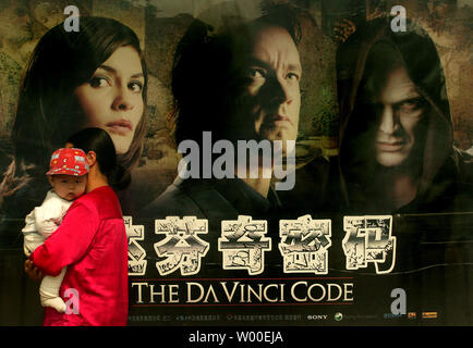 Eine chinesische Frau geht vorbei an einer Bushaltestelle Plakatwerbung der Veröffentlichung von "Der Da Vinci Code" in der Innenstadt von Peking, 23. Mai 2006. Ein Beijing Publikum wurde der erste, um zu sehen, "Der Da Vinci Code', wenn es wurde gezeigt Mittwoch, schlagen die offizielle Cannes Premiere von Stunden in einer Bewegung, die Hollywood's Bemühungen der chinesischen Zuschauer woo unterstrichen. "Da Vinci" gegeben wird, die größte Version noch nicht für einen ausländischen Film in China, mit einigen 393 Drucke zu den Theatern, dem Rekord von 380 Drucke von "King Kong" im vergangenen Jahr, sagte Li Chow, General Manager in Peking für Vertrieb Columbia TriStar Film Stockfoto