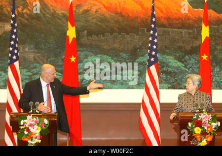 US-Finanzminister Henry Paulson (L) und chinesischen Vizepremier Wu Yi halten eine Pressekonferenz auf dem inaugaration der US-China Strategic wirtschaftlichen Dialogs in Peking's Große Halle des Volkes September 20, 2006. "Angesichts der zunehmenden wirtschaftlichen Globalisierung und der zunehmenden bilateralen wirtschaftlichen Beziehungen, einer hochrangigen strategischen Wirtschaftsdialog zwischen China und den Vereinigten Staaten wird die wirtschaftliche Zusammenarbeit zu fördern und das Wachstum von China-US-amerikanischen Beziehungen", so die offizielle Aussage. (UPI Foto/Stephen Rasierer) Stockfoto