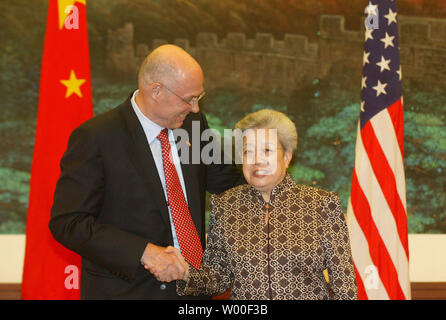 US-Finanzminister Henry Paulson (L) und chinesischen Vizepremier Wu Yi halten eine Pressekonferenz auf dem inaugaration der US-China Strategic wirtschaftlichen Dialogs in Peking's Große Halle des Volkes September 20, 2006. "Angesichts der zunehmenden wirtschaftlichen Globalisierung und der zunehmenden bilateralen wirtschaftlichen Beziehungen, einer hochrangigen strategischen Wirtschaftsdialog zwischen China und den Vereinigten Staaten wird die wirtschaftliche Zusammenarbeit zu fördern und das Wachstum von China-US-amerikanischen Beziehungen", so die offizielle Aussage. (UPI Foto/Stephen Rasierer) Stockfoto