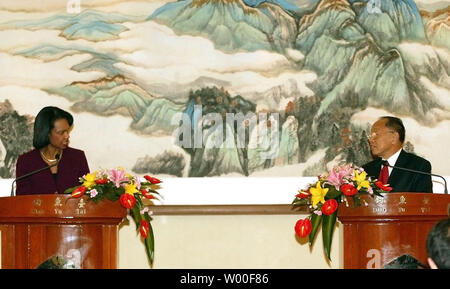 Us-Außenministerin Condoleezza Rice (L) und der chinesische Außenminister Li Zhaoxing eine gemeinsame Pressekonferenz in Peking halten, 20. Oktober 2006. China und die Vereinigten Staaten Druck auf Nordkorea zu Gesprächen über das Ende seiner Atomwaffen Programm zurückkehren und fordert die vollständige Umsetzung der UN-Sanktionen gegen das Land verhängt nach dem 9. Oktober atomic Test. (UPI Foto/Stephen Rasierer) Stockfoto