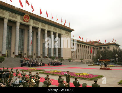 Der französische Präsident Jacques Chirac und seinen chinesischen Amtskollegen Hu Jintao (Middle-Right) besuchen eine Begrüßungszeremonie in der Großen Halle des Volkes in Peking am 26. Oktober 2006. Die Mitglieder des Sicherheitsrates der Vereinten Nationen China und Frankreich haben eine Einheitsfront gegen die nuklearen Ambitionen von Nordkorea und Iran präsentiert. Ein gemeinsames Kommuniqué herausgegeben von Hu und Besuch von Chirac äußerte "große Besorgnis" über Nordkoreas Oktober 9 Atombombe testen und auf den Iran bezeichnet UN-Mandate auf sein Atomprogramm zu beachten. (UPI Foto/Stephen Rasierer) Stockfoto