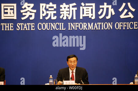 Li Bengong, Executive Deputy Director der China National Committee auf Altern, spricht auf einer Pressekonferenz in Programme für ältere Bürger in Peking am 12. Dezember 2006. China mehr Altersvorsorge sammeln und mehr Betten für ältere Menschen hinzufügen, um mit der wachsenden Anzahl von Ältesten, die bis zum Jahr 2025 auf 280 Millionen verdoppeln zu halten, den Rat sagte heute in einer Erklärung. (UPI Foto/Stephen Rasierer) Stockfoto