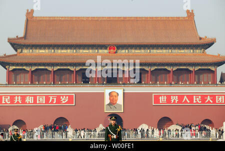 Eine chinesische Volk der bewaffneten Polizei Soldat steht, sehen Sie in der Nähe eines riesigen Portrait von Chinas Ende Führer Mao Zedong, hängen an Nord siegerpodest Platz des Himmlischen Friedens in Peking, China, am Donnerstag, 14. Dezember 2006. Us-Finanzminister Henry Paulson forderte China am Donnerstag auf dem Weg zu einem frei schwankenden Wechselkurs zu arbeiten, um zu helfen, die Kritiker der Pekinger Handels- und Währungspolitik zu entwaffnen. (UPI Foto/Stephen Rasierer) Stockfoto