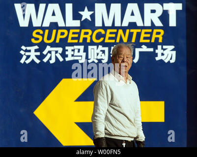 Ein älterer Chinesischer Mann hinter einem neu gebauten Wal-Mart Supercenter in der Innenstadt von Peking, China, am 17. Januar 2007. Wal-Mart, der weltweit größte Einzelhändler, ist auf der Suche nach Märkten in China, die bereits die Quelle von viel von seiner Ware zu erweitern. (UPI Foto/Stephen Rasierer) Stockfoto