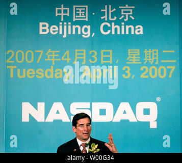 Der Präsident und CEO von NASDAQ Bob Greifeld spricht zu dem eine Menschenmenge vor dem Klingeln des NASDAQ öffnung Glocke im Grand Hyatt Hotel in Peking, China, am 3. April 2007. NASDAQ ist der erste US-Börse ihren Markt aus China zu öffnen. (UPI Foto/Stephen Rasierer) Stockfoto