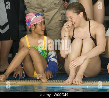 Us-olympischen Schwimmer Katie Hoff (R) sitzt neben einer chinesischen Special Olympics Athleten an einer Schule in Peking, China am 10. April 2007. Phelps und seine Mannschaftskameraden in Peking auf einer Geschäfts- oder Firmenwerte Reise den Schwimmsport zu fördern, die 2007 Special Olympics World Summer Games in Shanghai und die Olympischen Spiele 2008 in Peking. (UPI Foto/Stephen Rasierer) Stockfoto