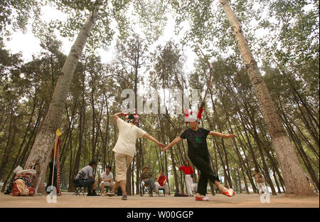 Chinesische Frauen Praxis ein Schwert Duell in ihrer Rolle als traditionelle Peking Oper Zeichen in einer Downtown Beijing Park am 23. Juli 2007. (UPI Foto/Stephen Rasierer) Stockfoto