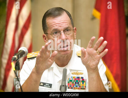 Us-Chef der Naval Operations (CNO) Admiral Mike Mullen hält eine Presse Roundtable in Peking, China, am 21. August 2007. Mullen's Besuch in China ist der erste von einer CNO seit 1997. Der Senat bestätigte vor kurzem Mullen die nächste Vorsitzende des Generalstabs zu werden. (UPI Foto/Stephen Rasierer) Stockfoto