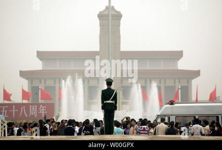 Chinesische Touristen vorbei an den Norden Tribüne führenden zum Tiananmen Platz und verstorbenen chinesischen Steuermann Mao Zedongs Mausoleum (Hintergrund) als Nationaler Tag (1. Oktober) feiern in Peking, China am 5. Oktober 2007. (UPI Foto/Stephen Rasierer) Stockfoto