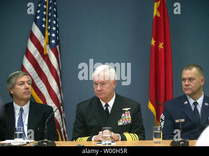 Us Pacific Kommandeur Admiral Timothy Keating (Mitte), zusammen mit der Stellvertretende Verteidigungsminister Asien & Pazifik Sicherheit Angelegenheiten James Shinn (links) und Chief Master Sergeant United States Air Force Jim Roy sprechen sie mit Journalisten an der Residenz des amerikanischen Botschafters in Peking, China, 15. Januar 2008. Keating besuchen kommt nach oben US-Militärs Wut über die abrupte Chinas Stornierung einer Hong Kong Hafen des Anrufs durch den Flugzeugträger USS Kitty Hawk und seiner Battle Group über die US-Feiertag Thanksgiving im November zum Ausdruck gebracht. (UPI Foto/Stephen Rasierer). Stockfoto