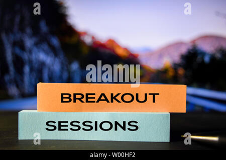 Breakout Sessions auf der Haftnotizen mit bokeh Hintergrund Stockfoto