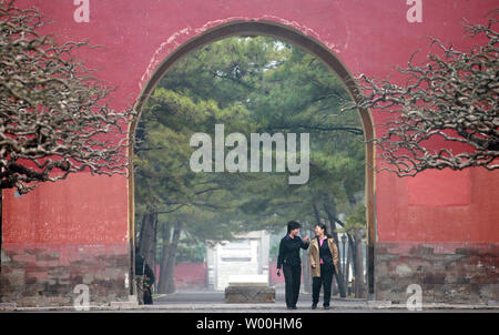 Zwei chinesische Frauen Spaziergang um Ritan Park, in der Kaiserzeit, als der Tempel der Sonne bekannt, der sich an einem der wärmsten Tage des Jahres im Frühjahr Peking Ansätze am 30. März 2008. China nutzt seine bedeutenden militärischen Ressourcen einen Krieg gegen Mutter Natur für die Olympischen Spiele zu führen. China plant die Bereitstellung 20 anti-aircraft (AA) Gewehre um die Stadt herum und feuerte eine ständige Flut von speziellen Nutzlasten mit silber Jodid und Trockeneis in Wolken, wenn es erscheinen sollte. (UPI Foto/Stephen Rasierer) Stockfoto