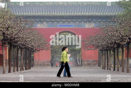 Zwei chinesische Frauen Spaziergang um Ritan Park, in der Kaiserzeit, als der Tempel der Sonne bekannt, der sich an einem der wärmsten Tage des Jahres im Frühjahr Peking Ansätze am 30. März 2008. China nutzt seine bedeutenden militärischen Ressourcen einen Krieg gegen Mutter Natur für die Olympischen Spiele zu führen. China plant die Bereitstellung 20 anti-aircraft (AA) Gewehre um die Stadt herum und feuerte eine ständige Flut von speziellen Nutzlasten mit silber Jodid und Trockeneis in Wolken, wenn es erscheinen sollte. (UPI Foto/Stephen Rasierer) Stockfoto