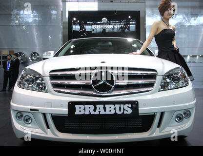 Eine chinesische Modell stellt neben einem Brabus Mercedes-Benz auf der Auto Show in Peking 2008 am 22. April 2008. Die weltweit führenden Automobilhersteller in China in Kraft kam diese Woche für die 8-tägige Veranstaltung, die voraussichtlich bis zu 600.000 Interessenten zu gewinnen. Top Hersteller sind in der Hoffnung auf auf Chinas boomenden Markt, der um 20 Prozent auf 1,85 Millionen Fahrzeuge im ersten Quartal 2008 stieg auf Bargeld. (UPI Foto/Stephen Rasierer) Stockfoto