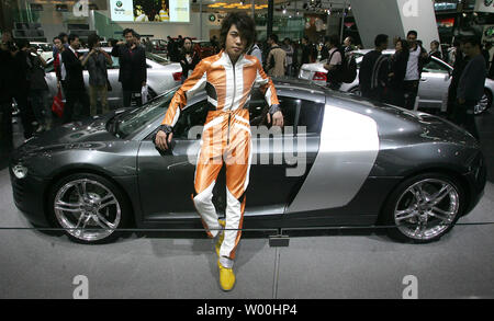 Eine chinesische Modell stellt neben einem Audi R8 auf Anzeige an der Peking Auto Show 2008 am 22. April 2008. Die weltweit führenden Automobilhersteller in China in Kraft kam diese Woche für die 8-tägige Veranstaltung, die voraussichtlich bis zu 600.000 Interessenten zu gewinnen. Top Hersteller sind in der Hoffnung auf auf Chinas boomenden Markt, der um 20 Prozent auf 1,85 Millionen Fahrzeuge im ersten Quartal 2008 stieg auf Bargeld. (UPI Foto/Stephen Rasierer) Stockfoto