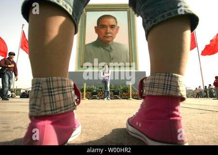 Chinesische Touristen haben Ihre Bilder vor einem riesigen Portrait von Sun Yat-sen, der Vater der Revolution, dass Chinas letzter Kaiser 1911 gestürzt, auf dem Platz des Himmlischen Friedens in Peking am 1. Mai, 1. Mai 2008. (UPI Foto/Stephen Rasierer) Stockfoto