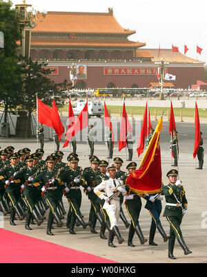 Chinesische Soldaten, die ehrengarde Pflicht März während der Begrüßungszeremonie in der Großen Halle des Volkes in Peking am 27. Mai 2008. (UPI Foto/Stephen Rasierer) Stockfoto