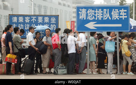 Lange Linien der Chinesischen Reisenden warten in einem Taxi nach Warteschlange an einem von Pekings Bahnhöfe Juli 26, 2008 ankommen. Aufgrund der strengen Kontrollen zur Verringerung der Verschmutzung im Vorfeld der Olympischen Spiele im nächsten Monat, Anwohner und Touristen erleben ungewöhnlich langen Linien für Busse, U-Bahnen und Taxis. (UPI Foto/Stephen Rasierer) Stockfoto