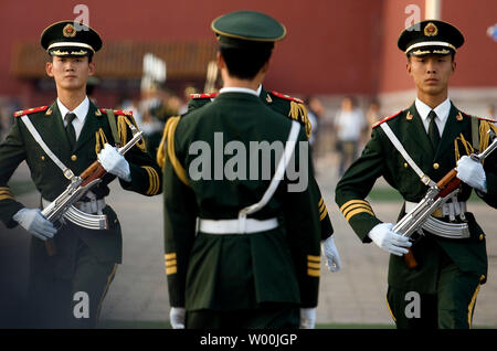 Chinesische Soldaten Bohren vor zu ihren Ehren Wache, die Senkung der nationalen Flagge in Tiananmen Square, Peking am 10. September 2008. (UPI Foto/Stephen Rasierer) Stockfoto